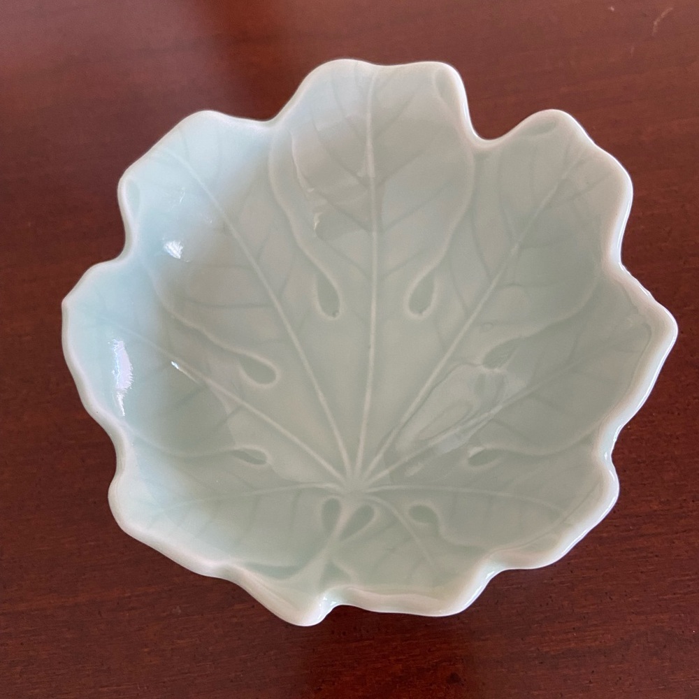 Celadon Glaze Green Leaf-Shaped Japanese Porcelain Sauce or Trinket Dish